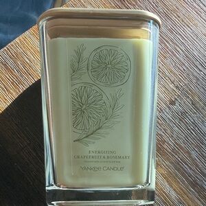 Yankee Candle with Wooden Lid and Cream Wax energize grapefruit and Rosemary